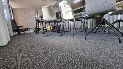 a row of chairs sitting on top of a carpeted floor