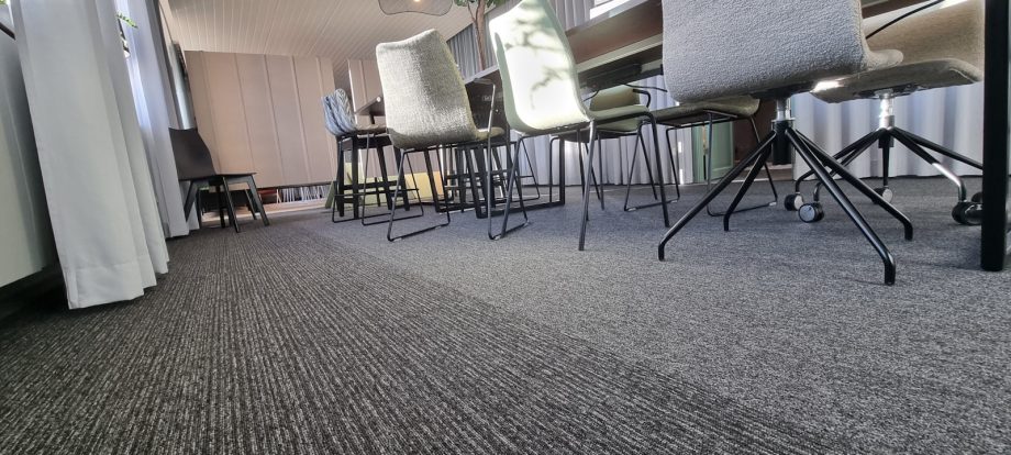 a row of chairs sitting on top of a carpeted floor