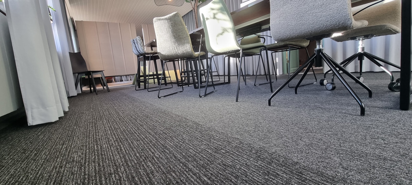 a row of chairs sitting on top of a carpeted floor