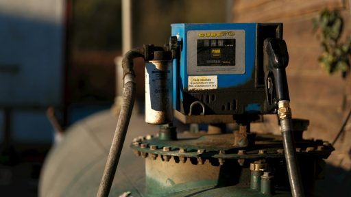 A propane tank with a pressure gauge on top of it