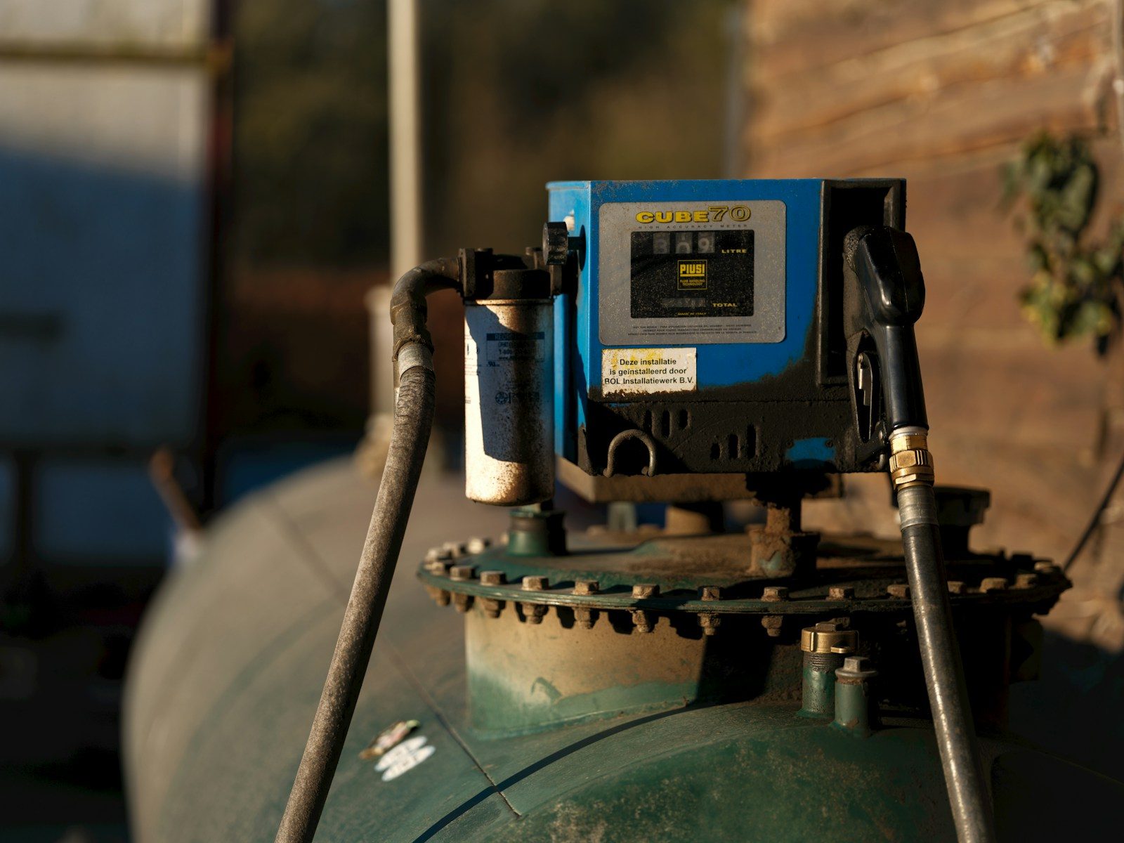 A propane tank with a pressure gauge on top of it
