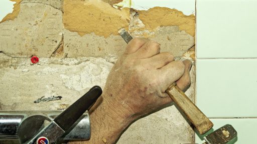 Badkamer in renovatie met nieuwe tegels en sanitair