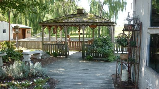 Terras met houten pergola en zonnescherm voor schaduw in de zomer