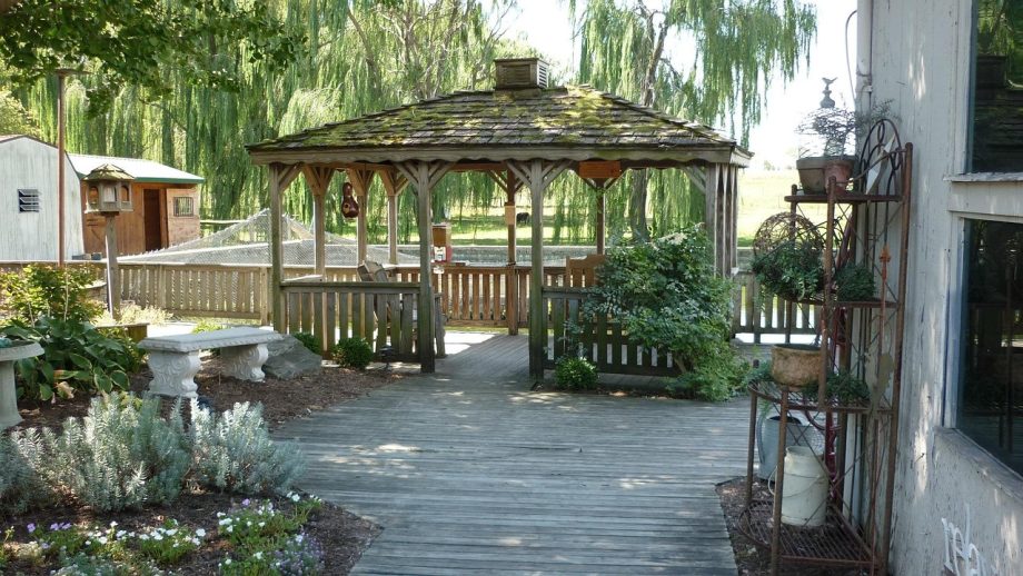 Terras met houten pergola en zonnescherm voor schaduw in de zomer