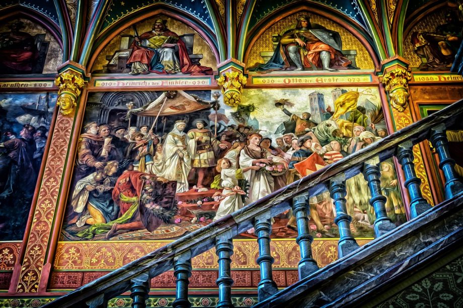 Schilderij op juiste hoogte opgehangen aan een witte muur boven een bank