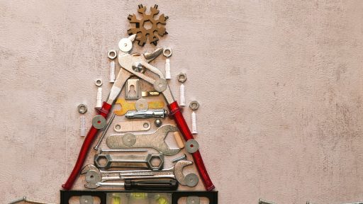 Vakman bespreekt offerte met huiseigenaar aan keukentafel