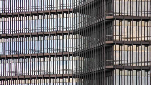 Aluminium kozijn in de gevel van een historisch pand in een beschermd stadsgezicht