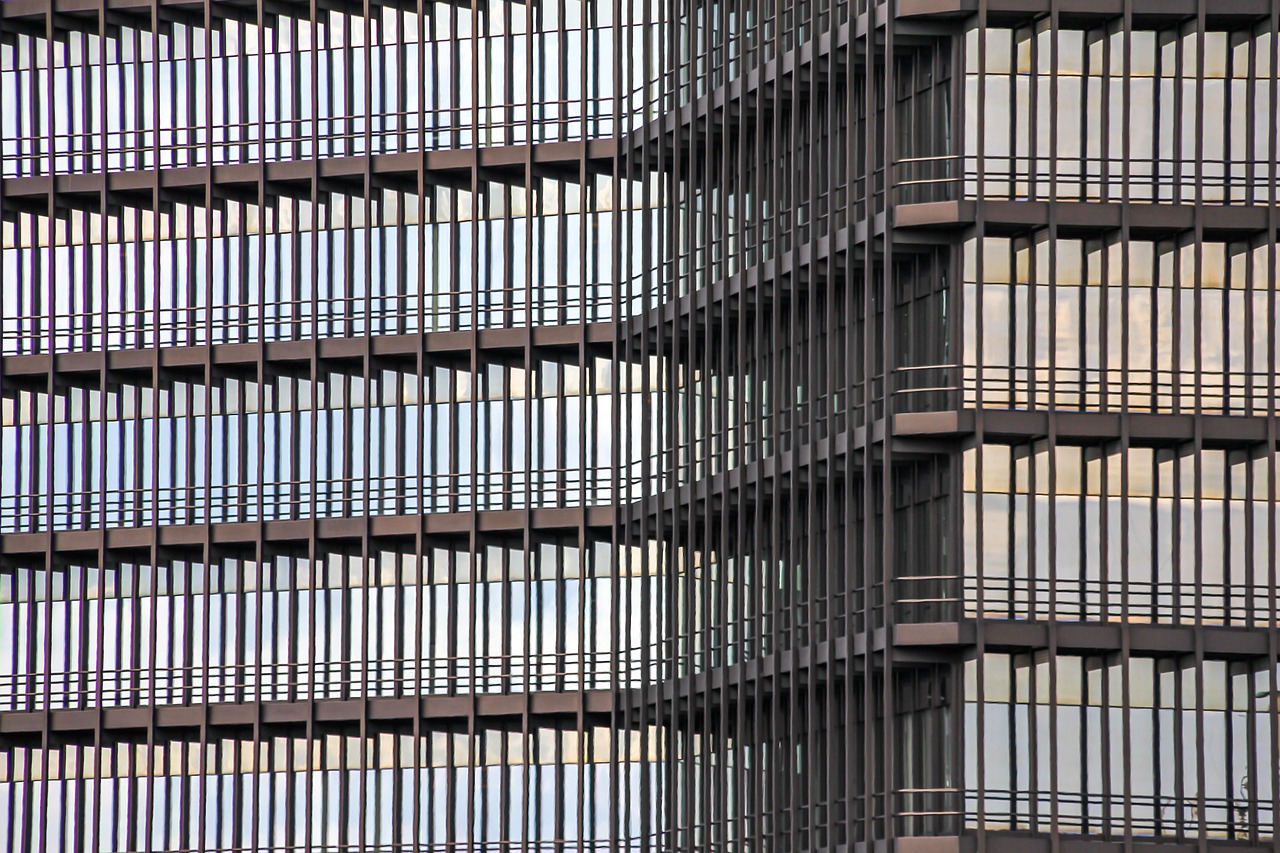 Aluminium kozijn in de gevel van een historisch pand in een beschermd stadsgezicht