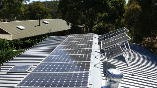Zonnepanelen op het dak van een woning tijdens installatie