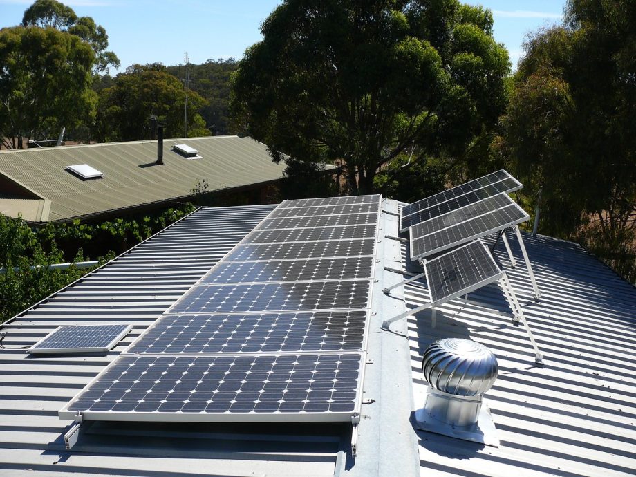 Zonnepanelen op het dak van een woning tijdens installatie