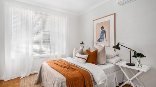 Interieur van een kubuswoning met hoge ramen, houten vloer en open woonruimte