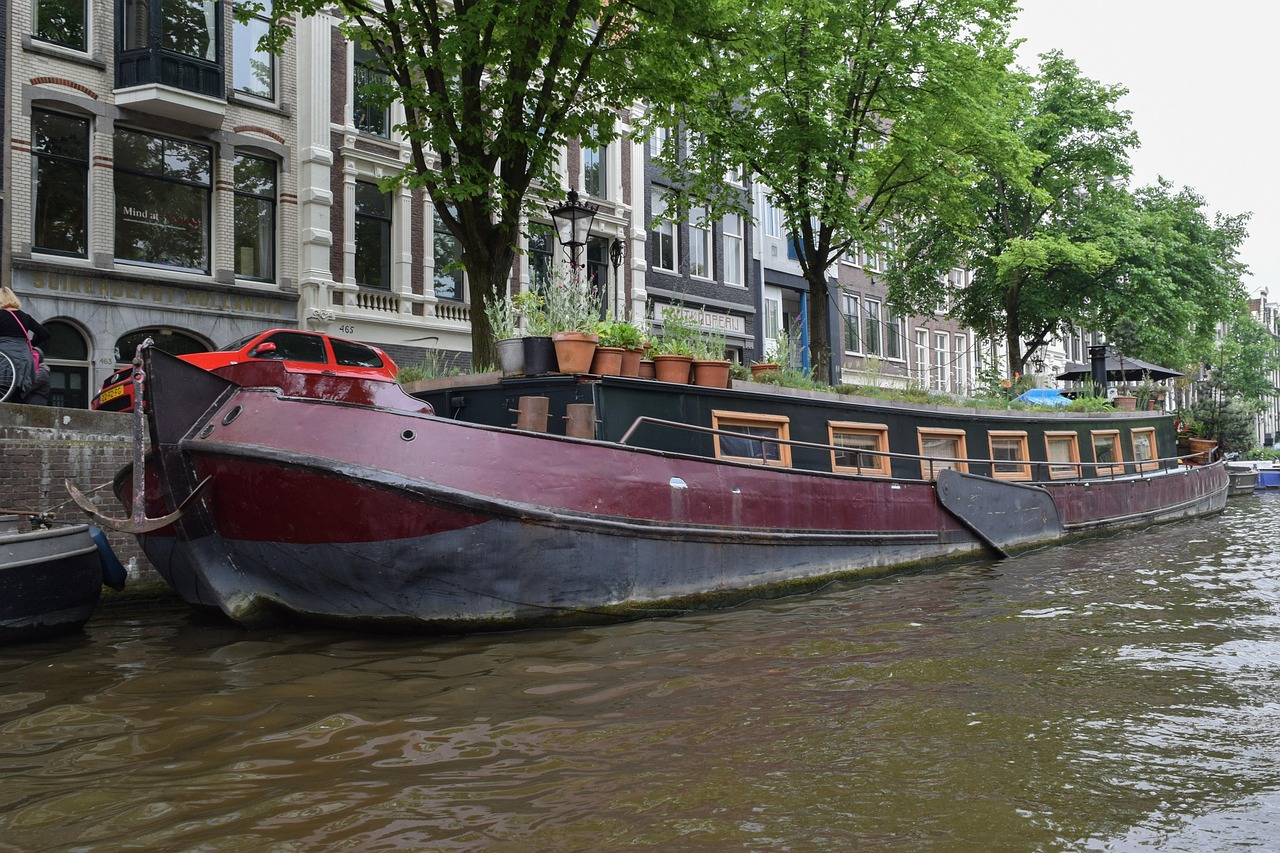 Historisch grachtenpand in Nederland dat wordt gerestaureerd, met steigers aan de gevel
