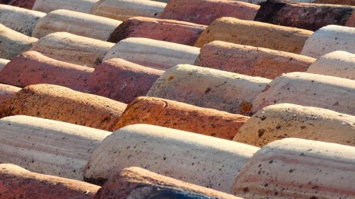Handgevormde terracotta tegels op de vloer van een authentieke woonboerderij