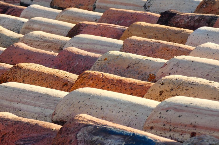 Handgevormde terracotta tegels op de vloer van een authentieke woonboerderij