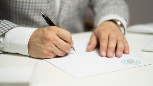 Persoon die een aannemerscontract doorleest voor een badkamerrenovatie