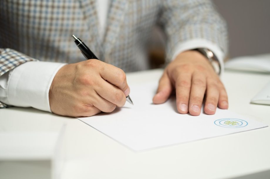 Persoon die een aannemerscontract doorleest voor een badkamerrenovatie