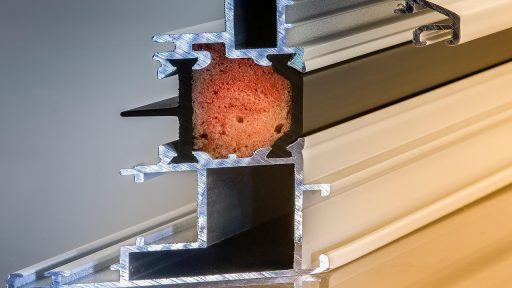 Witte kunststof kozijnen aan de buitenzijde van een woning
