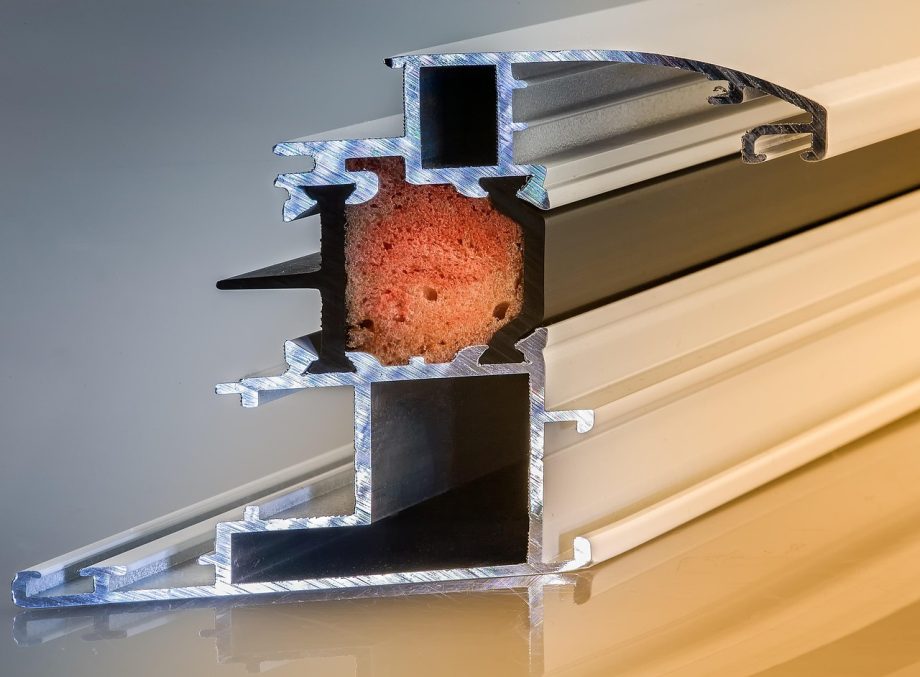 Witte kunststof kozijnen aan de buitenzijde van een woning