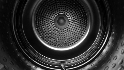 Warmtepompdroger in een nette wasruimte naast een wasmachine