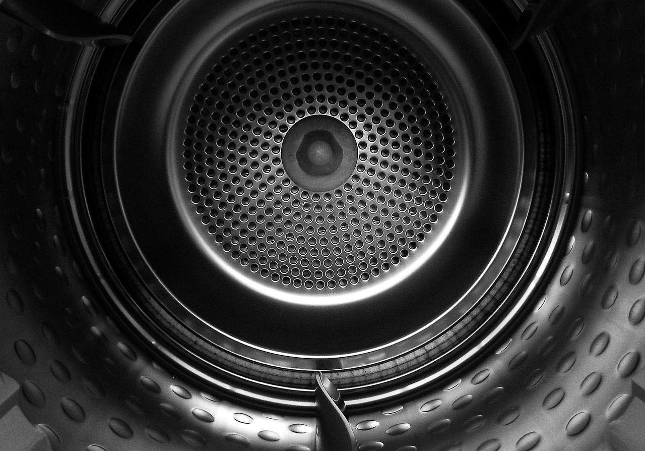 Warmtepompdroger in een nette wasruimte naast een wasmachine
