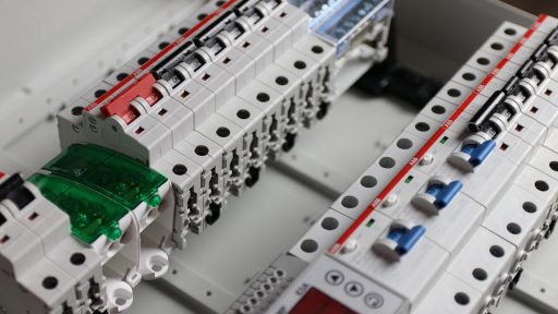 Een elektricien die bedrading aansluit in een meterkast