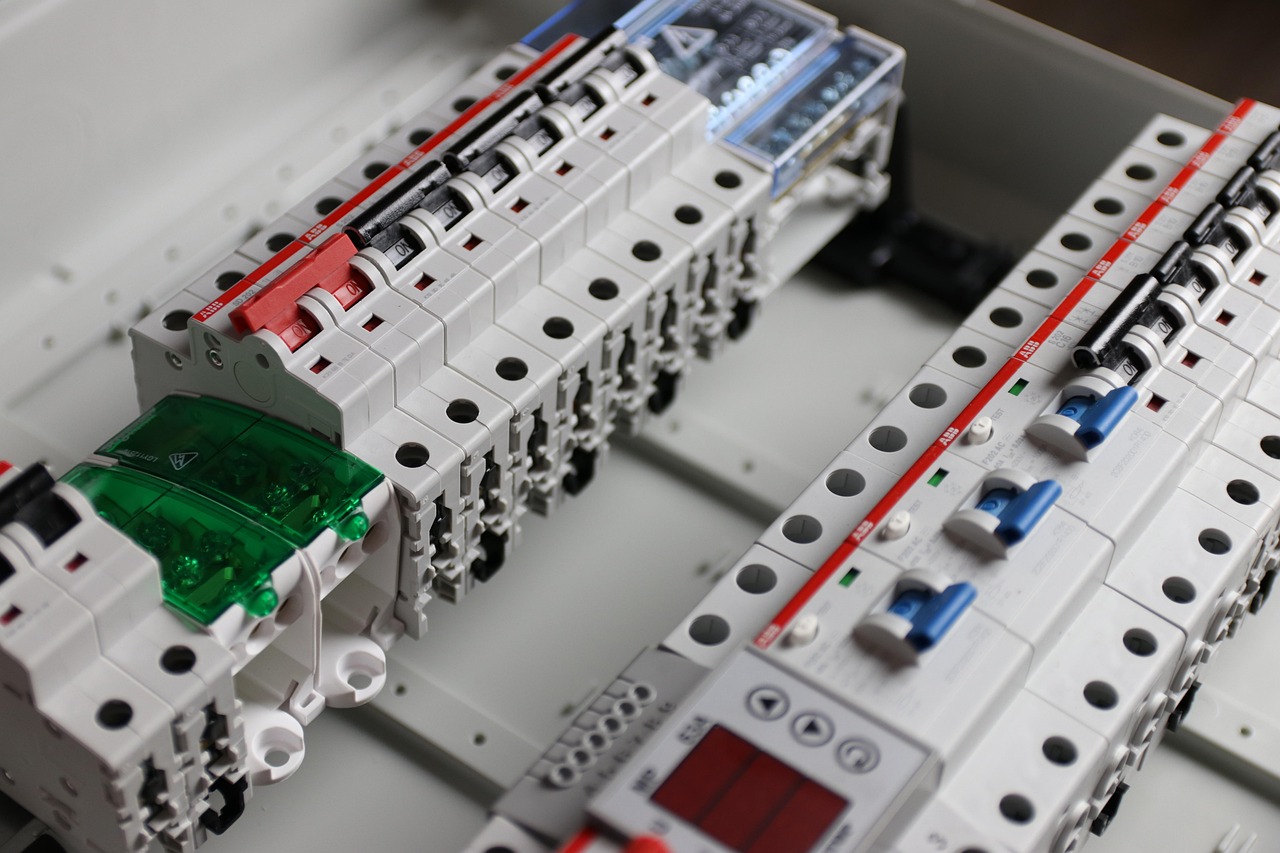 Een elektricien die bedrading aansluit in een meterkast