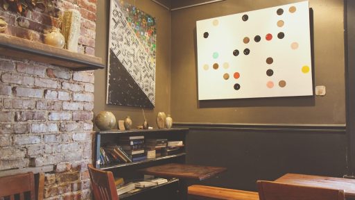 Houten ribbelwand met verticale latten in een moderne woonkamer