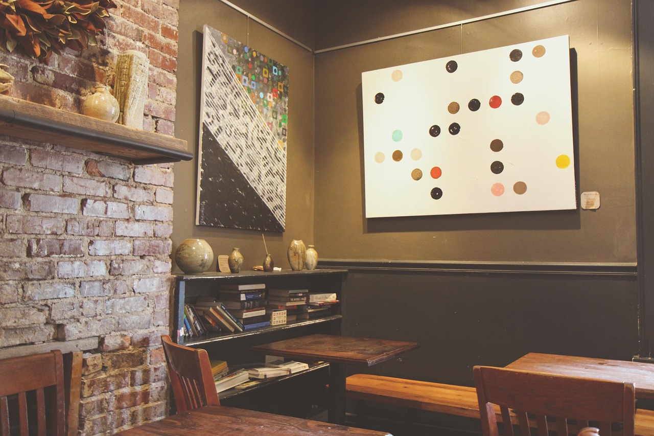 Houten ribbelwand met verticale latten in een moderne woonkamer