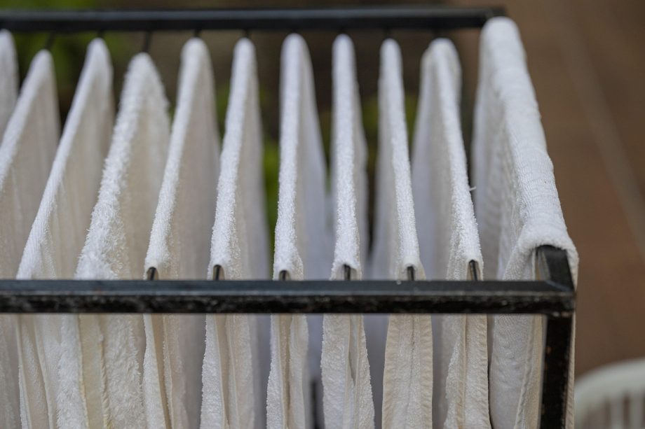 Badkamer met zichtbare condens op tegels en een ventilatieroosters aan het plafond