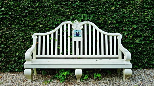 Teakhouten tuinmeubelen buiten op een terras, licht vergrijsd door verwering