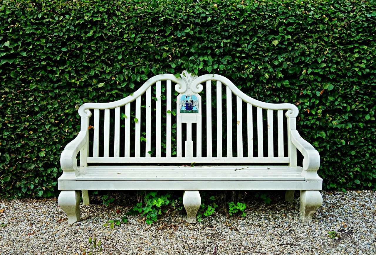 Teakhouten tuinmeubelen buiten op een terras, licht vergrijsd door verwering