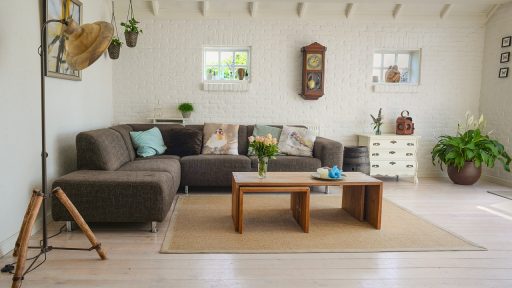 Moderne landelijke woonkamer met warme aardetinten op de muren en neutrale kozijnen
