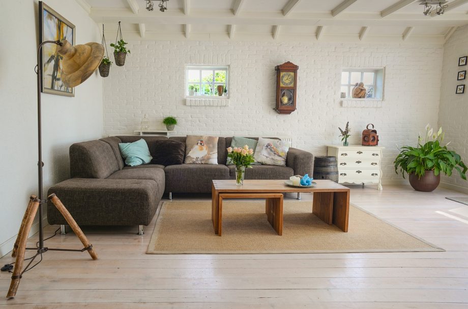 Moderne landelijke woonkamer met warme aardetinten op de muren en neutrale kozijnen